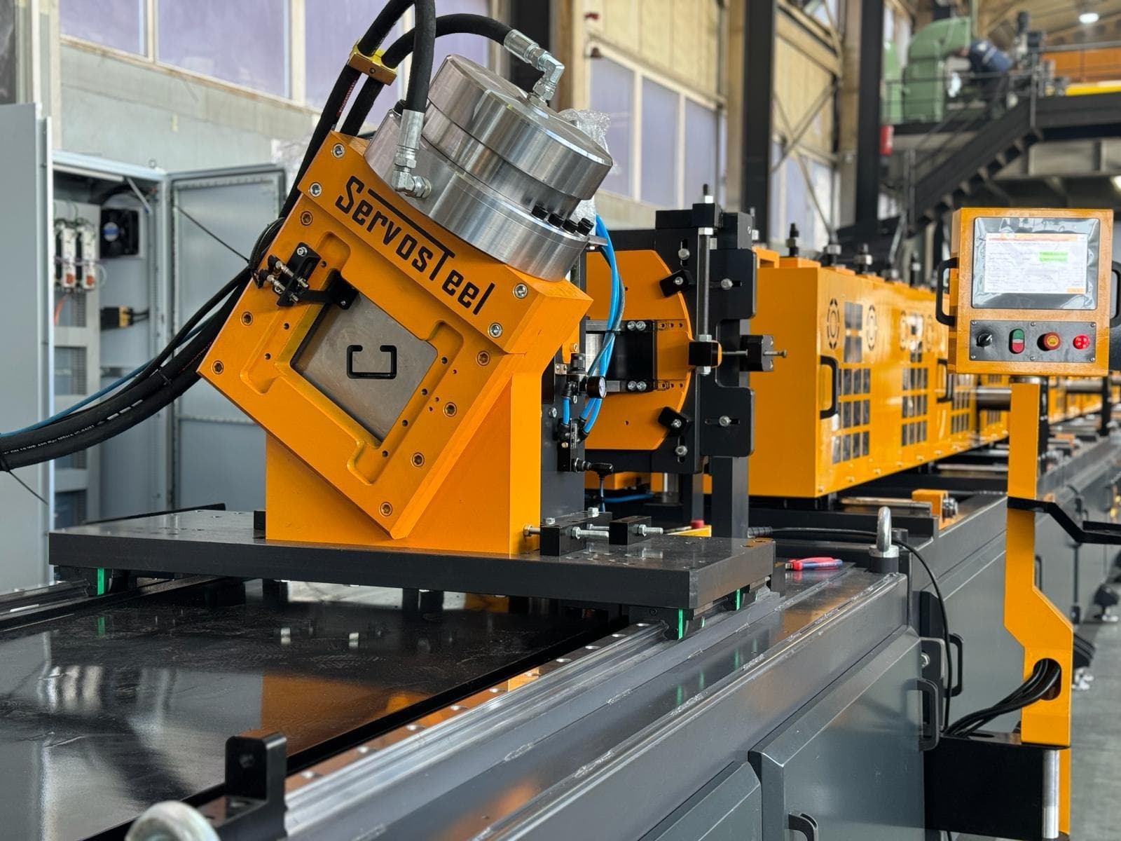 Servosteel roll form hattı — üretim halinde, HMI paneli ile